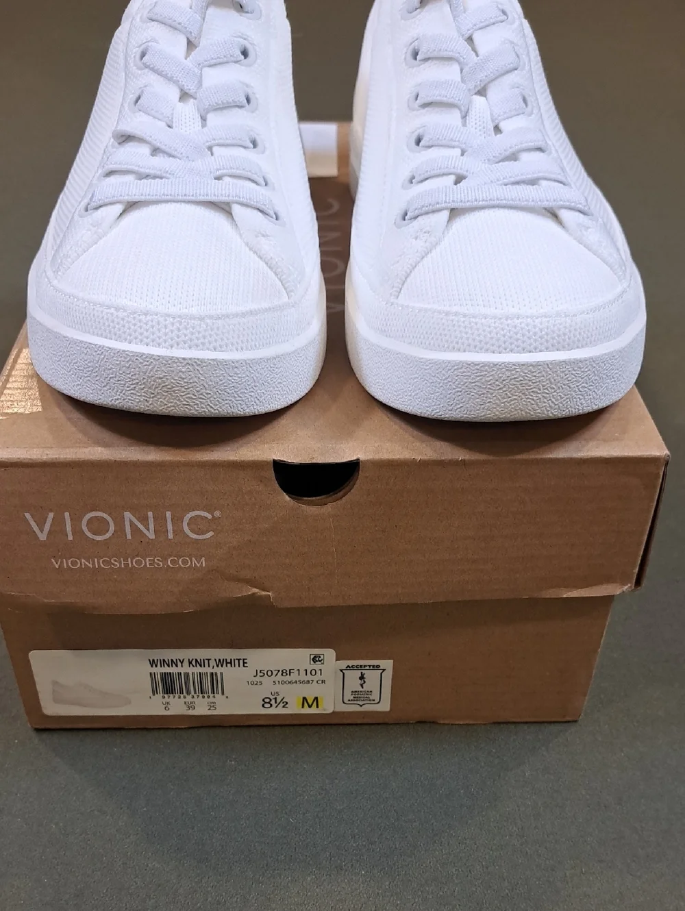 Vionic Winny Knit Sneaker - Color: White - Size: Women 8.5 - Picture 3 of 9